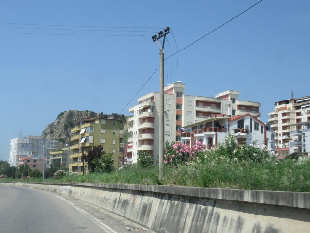 Drres, moderne hoogbouw in Albani